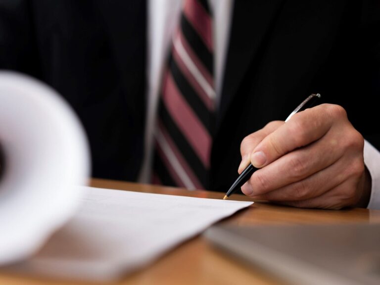 abogado para herencias en Massanassa - firma de documentos