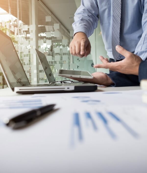 asesoría en Massanassa - gráficas y bolígrafo