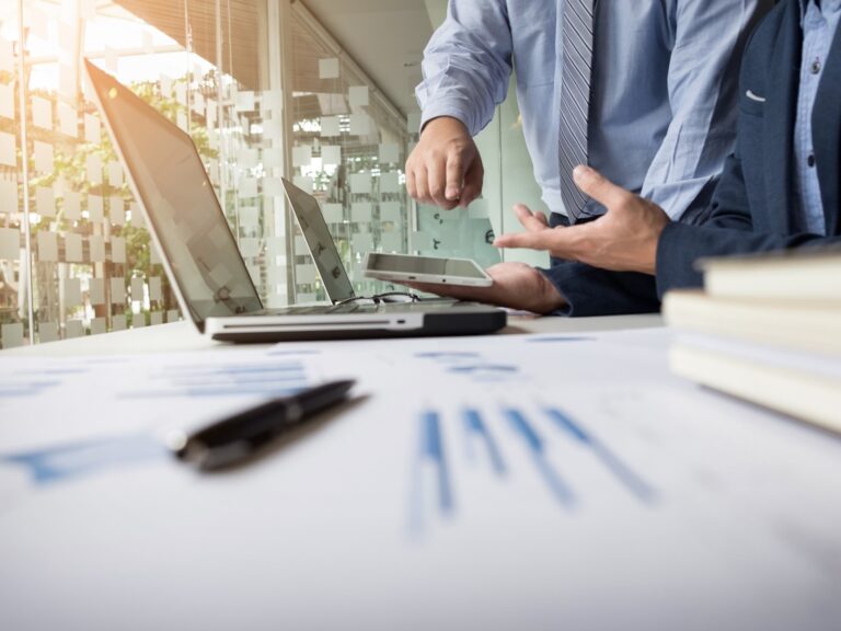 asesoría en Massanassa - gráficas y bolígrafo