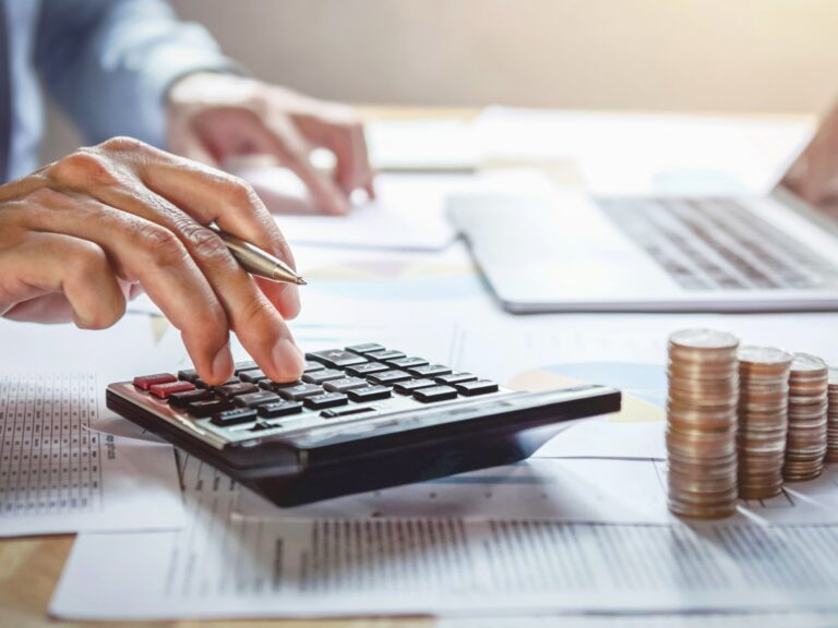 gestoría contable en Catarroja - monton de dinero