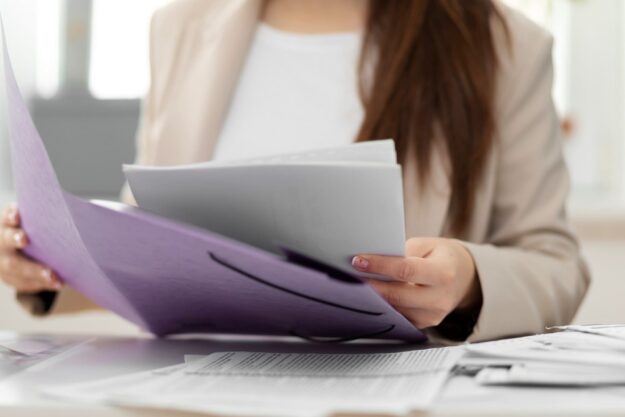 gestoría laboral en Catarroja – carpeta morada gestoría laboral en Catarroja - carpeta morada