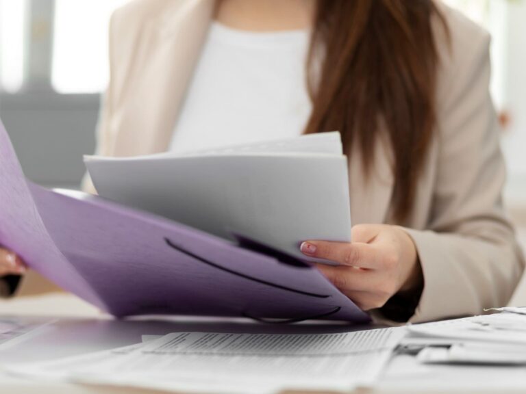 gestoría laboral en Catarroja - carpeta morada